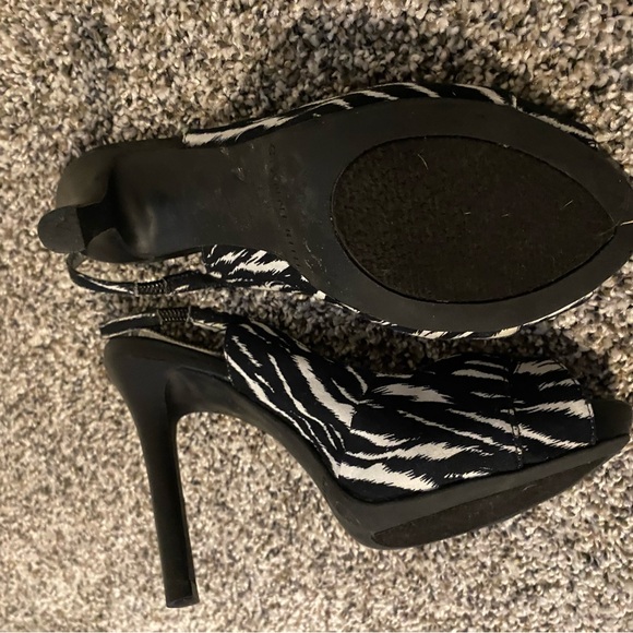 Size 6.5 Gianni bini zebra stripe heels - Picture 6 of 6